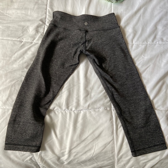 Super cute gray striped cropped lululemon - Picture 3 of 5